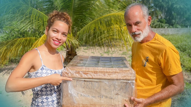 Ele cozinha de tudo com o SOL , Forno solar de PAPELÃ O,