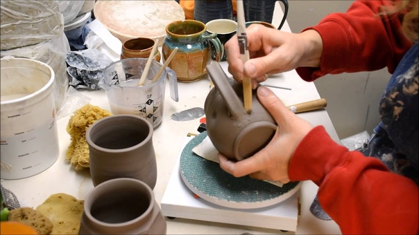 Attaching a Handle on a Thrown Mug or Cup (прикрепление