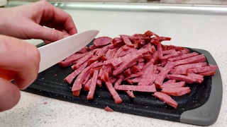 Ich nehme Wurst und Kartoffeln und mache ein köstliches schnelles Abendessen/Rezept #15