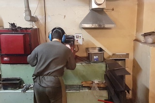 Процесс закалки с использованием закалочного пресса.