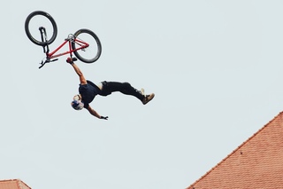 Szymon bringing the Extension Man over the Roofs of Germany I Red Bull District Race 2017
