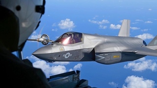 F-35B Lightning II выполняют дозаправку в воздухе у побережья Японии.