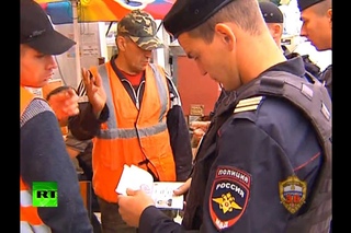 Полицейские проводят рейды по московским рынкам после драки в Матвеевском