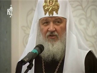 Патриарх вручил книги детям инвалидам