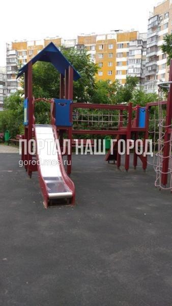 Детская площадка во дворе на Генерала Кузнецова снова стала комфортной для игр Детская площадка во дворе на Генерала Кузнецова снова стала комфортной для игр