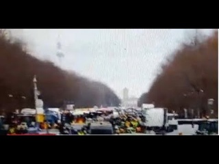 O POVO LEVANTOU - MEGA MANIFESTACAO -  TRATORES TOMAM AS RUAS DE BERLIM