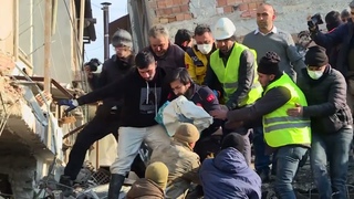 HATAY - Antakya’da depremin 132. saatinde bir bebek enkazdan kurtarıldı