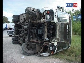 На трассе «Дон» в результате аварии перевернулся пассажирский автобус