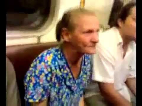 Бабка поёт гимн СССР в вагоне