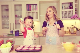 #ad | HOW TO: Bake Strawberry & Cream Cupcakes with The SACCONEJOLYs!