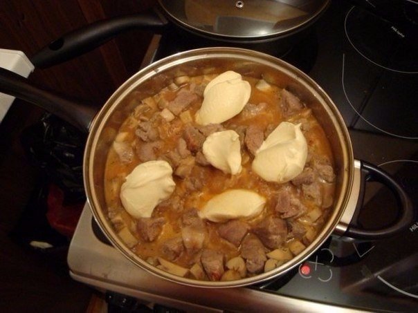 Мясо в сырном соусе Ингредиенты:- Мясо (у меня 1,5 кг замороженной свиной шеи)- Шампиньоны (0,5 кг свежих или банка 400 г маринованных, лучше цельных)- Сыр плавленый 250 г.- Ложка томатной