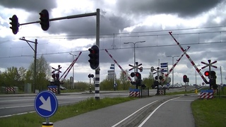 Spoorwegovergang Hazerswoude-Koudekerk // Dutch railroad crossing