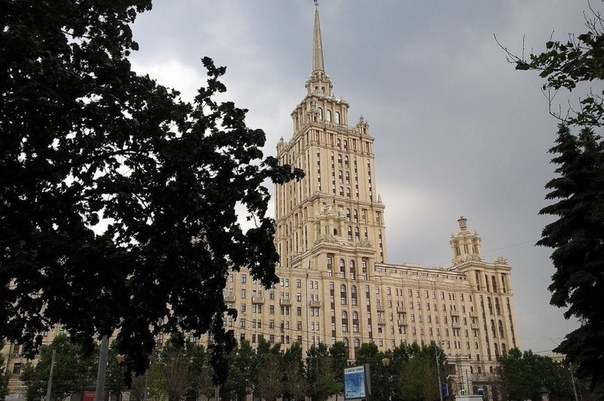 Высотка гостиница. Сталинская высотка Рэдиссон. Гостиница Украина сталинская высотка Архитектор. 5 Сталинская высотка гостиница Украина. ООО высотка гостиница Украина.