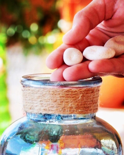 песок в банке. полна ли банка. банка с камнями и песком. банка с камушками. баночка с камушками.