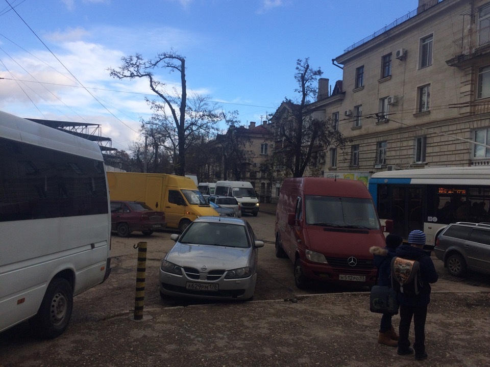 В Севастополе троллейбус перегородил дорогу в центре города – образовалась пробка Это картинка