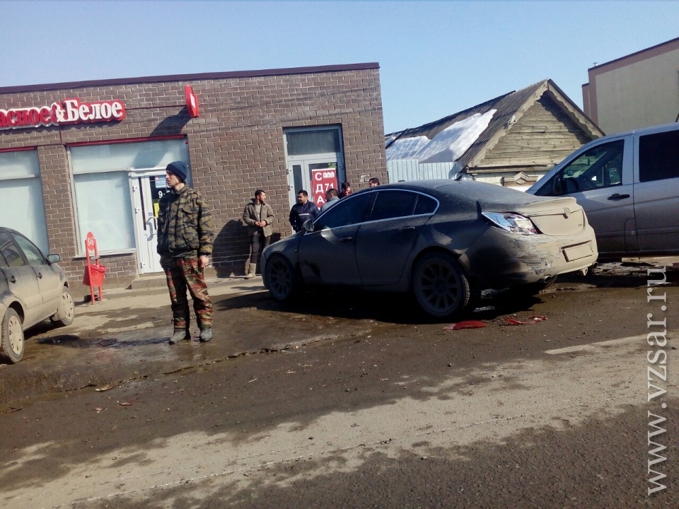 Трамвай сошел с рельсов на Танкистов и зацепил припаркованную иномарку Это картинка