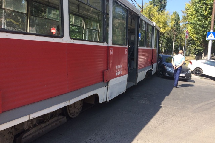 На Беговой трамвай протаранил легковушку Это картинка