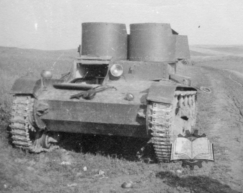 Подбитый летом 1941 года двухбашенный Т-26. Эта машина прошла весь объем модернизаций, включая установку ящиков ЗИП.