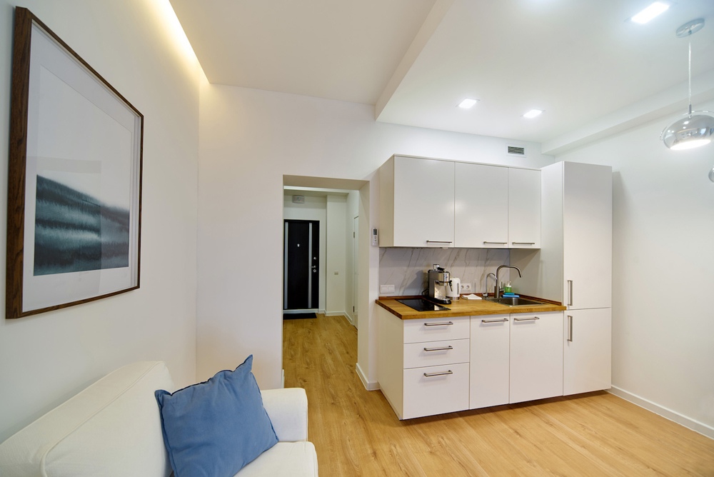 Интерьер студии прямоугольной планировки около 40 кв.