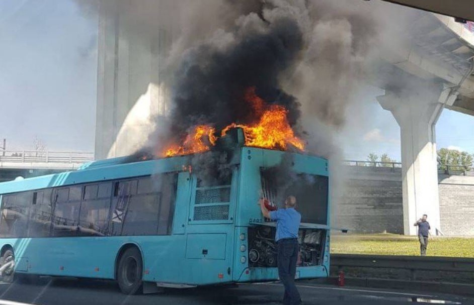 Автобус с пассажирами врезался в отбойник в Петербурге 7 августа 2022 года - 7 а