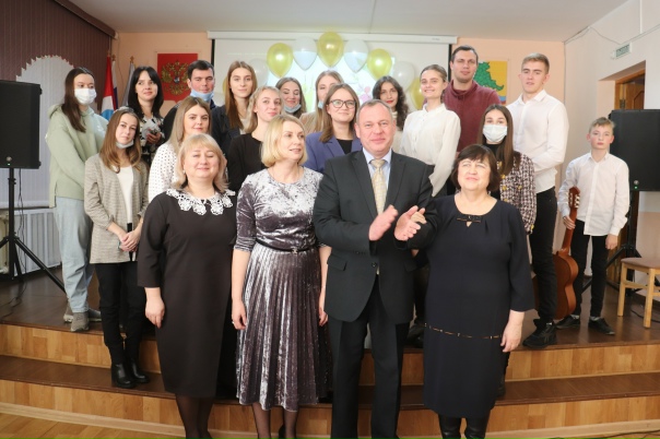 Депутат горсовета VII созыва Валерий Студеникин поздравил омских педагогов с про