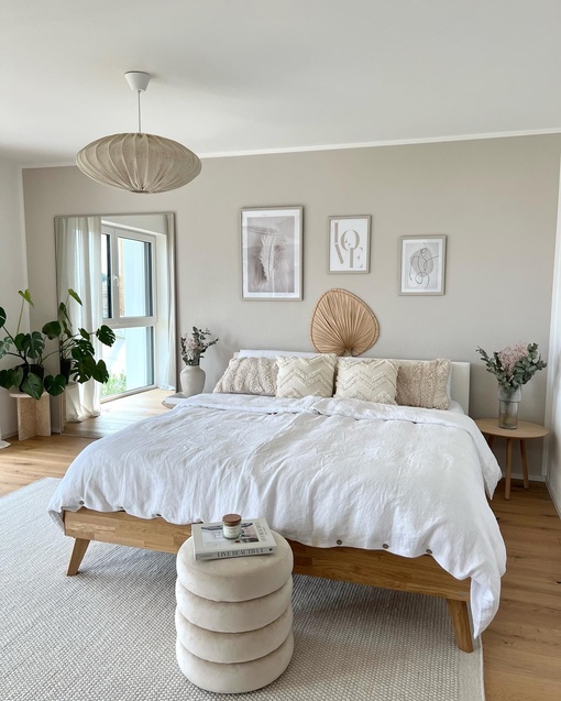 Основа этого скандинавского интерьера состоит из белого и бежевого цвета, теплого дерева и капли зеленых растений.