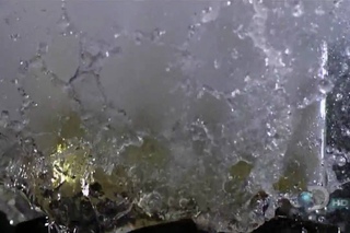 Горящее масло в реакции с водой