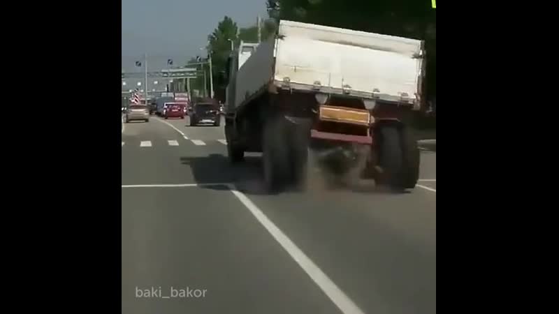 Оторвало задний мост. Татра едет без переднего колеса. Взорванное колесо на полуприцепе. Оторвало ось на прицепе. Оторвало ось.