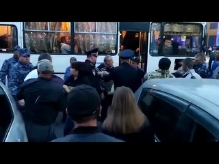 В Омской области РФ мобилизованные мужчины подрались с росгвардейцами и полицией.