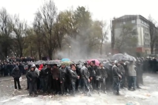 13 апреля 2014 г. Запорожье. “300 запорожцев“ в окружениее украинских националистов