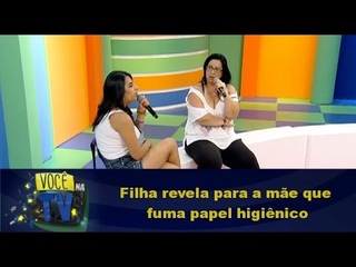 Filha revela para a me que fuma papel higinico